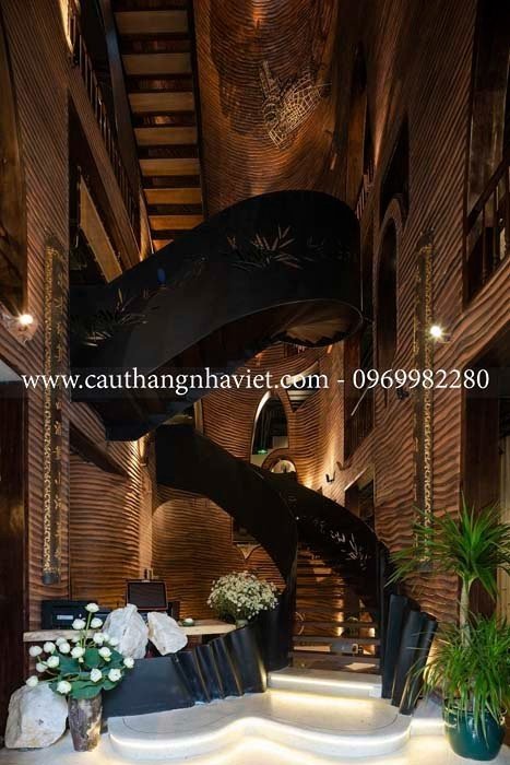 Cầu thang xoắn ốc tại 14 Hàng Than không chỉ đơn thuần là một yếu tố kiến trúc, mà còn là một phần không thể thiếu của trải nghiệm tại Nhà Hàng Chay Kasaya. Sự tương hợp giữa cầu thang và không gian tổng thể đã tạo ra một sự kết nối mềm mại và hài hòa giữa các yếu tố khác nhau trong nhà hàng.