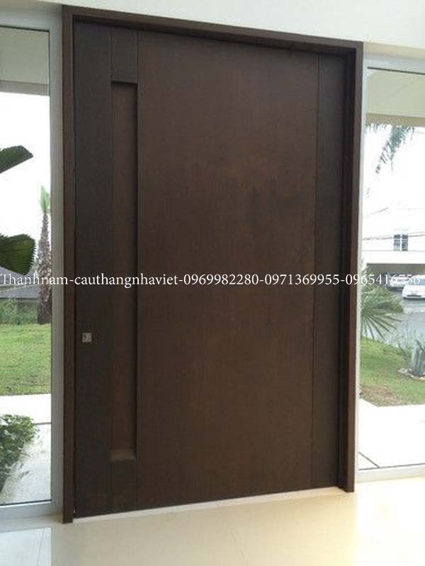 Mẫu cửa chính biệt thự MS04 là lựa chọn hoàn hảo dành cho những gia chủ yêu thích sự đơn giản, tinh tế nhưng vẫn toát lên vẻ sang trọng và hiện đại. Được thiết kế với chất liệu gỗ cao cấp kết hợp cùng kiểu dáng cửa pivot (trục xoay giữa), mẫu cửa này mang đến sự khác biệt hoàn toàn so với những thiết kế truyền thống.  Với kích thước lớn, đường nét phẳng mịn và bề mặt gỗ sang trọng, cửa MS04 tạo nên ấn tượng mạnh mẽ ngay từ cái nhìn đầu tiên. Đây chính là điểm nhấn giúp nâng tầm không gian sống và khẳng định gu thẩm mỹ tinh tế của gia chủ.  Đặc điểm nổi bật của cửa chính biệt thự MS04 1. Thiết kế trục xoay (Pivot Door) hiện đại  Khác với cửa bản lề truyền thống, MS04 sử dụng trục xoay giữa, giúp việc đóng mở nhẹ nhàng, linh hoạt và tạo hiệu ứng thẩm mỹ độc đáo. Cánh cửa có thể xoay mở với độ rộng lớn, tạo cảm giác bề thế và đẳng cấp.  2. Chất liệu cao cấp – bền bỉ với thời gian  Cửa MS04 được chế tác từ gỗ tự nhiên hoặc gỗ công nghiệp cao cấp, bề mặt xử lý chống cong vênh, mối mọt, đảm bảo tuổi thọ lâu dài. Lớp sơn phủ mịn sang trọng giúp cửa luôn giữ được màu sắc đẹp mắt và dễ dàng vệ sinh.  3. Kiến trúc sang trọng – Tạo điểm nhấn cho biệt thự  Với kích thước lớn, bề mặt phẳng hiện đại, MS04 dễ dàng hòa hợp với nhiều phong cách kiến trúc biệt thự từ hiện đại, tối giản cho đến tân cổ điển. Đây là mẫu cửa giúp tăng tính thẩm mỹ, đồng thời nâng cao giá trị tổng thể ngôi nhà.  4. Đảm bảo an toàn – tiện ích vượt trội  Cửa chính biệt thự MS04 được trang bị khóa an toàn đa điểm, bản lề âm cao cấp, đảm bảo tính chắc chắn và an toàn tuyệt đối cho không gian sống. Đồng thời, thiết kế cửa dày dặn còn giúp cách âm, cách nhiệt hiệu quả, mang đến sự yên tĩnh và thoải mái cho gia đình.  Lợi ích khi lựa chọn cửa chính biệt thự MS04  Tôn lên đẳng cấp của ngôi biệt thự ngay từ cái nhìn đầu tiên.  Thể hiện gu thẩm mỹ hiện đại và cá tính riêng của gia chủ.  Độ bền vượt trội, sử dụng lâu dài mà không lo hư hỏng.  An toàn – tiện nghi, đảm bảo không gian sống riêng tư và yên bình.  Ứng dụng thực tế của cửa chính MS04  Mẫu cửa chính MS04 phù hợp lắp đặt tại:  Biệt thự hiện đại, nhà phố cao cấp  Khu nghỉ dưỡng, resort sang trọng  Không gian villa – nhà vườn  Ở bất kỳ công trình nào, MS04 cũng mang lại sự nổi bật, biến lối vào trở thành điểm nhấn kiến trúc ấn tượng.  Kết luận  Mẫu cửa chính biệt thự MS04 là lựa chọn lý tưởng cho những gia chủ muốn sở hữu một không gian sống sang trọng, đẳng cấp và khác biệt. Với thiết kế pivot hiện đại, chất liệu cao cấp cùng tính năng an toàn, MS04 không chỉ đơn thuần là cánh cửa mà còn là tác phẩm nghệ thuật nâng tầm giá trị ngôi nhà.