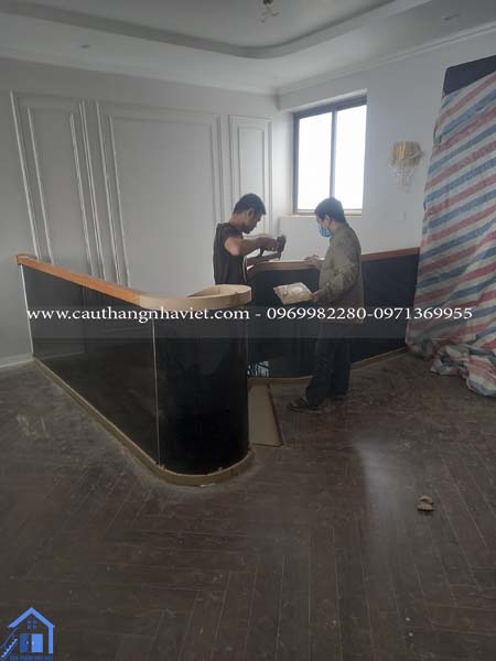 thi công cầu thang xoắn ốc tại linh đàm