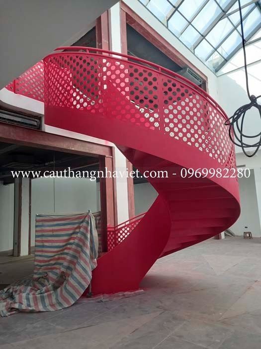 Thi công cầu thang xoắn ốc tại Hoàn Kiếm, Hà Nội: TInh hoa của lĩnh vực thiết kế thi công cầu thang thép