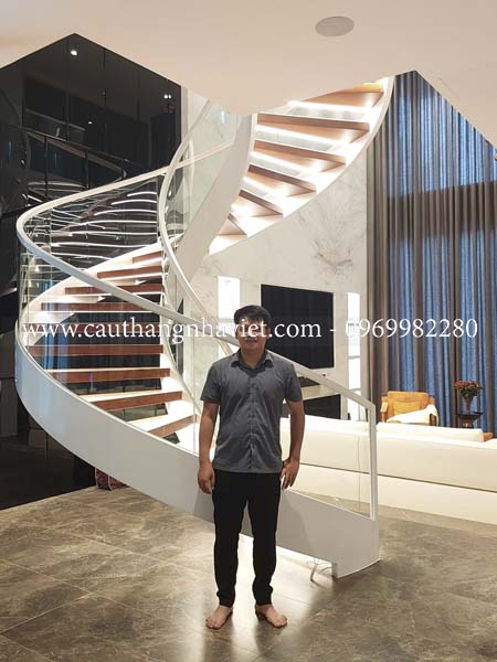 Cầu thang xoắn ốc tại Thanh Hóa là sự hòa quyện giữa tiết kiệm diện tích và phong cách thẩm mỹ cho ngôi nhà hoàn hảo
