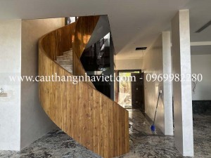 Cầu Thang Xoắn Ốc MS56 Bản Giao Hưởng Giữa Thép Bản, Gỗ Teak Lào Và Đá Tự Nhiên