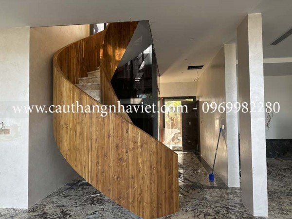Cầu Thang Xoắn Ốc MS56 Bản Giao Hưởng Giữa Thép Bản, Gỗ Teak Lào Và Đá Tự Nhiên